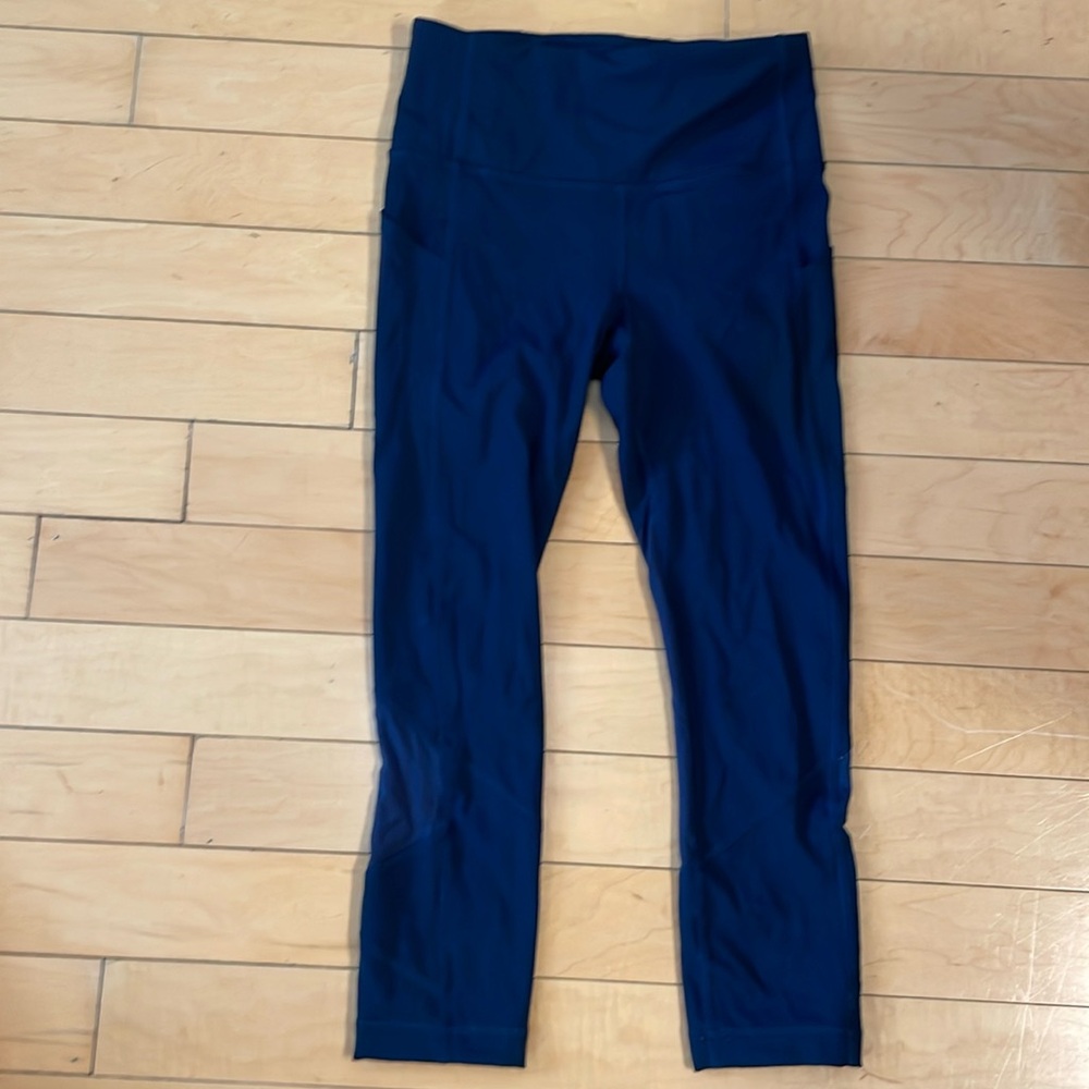 Lululemon Size 4 navy blue cropped leggings